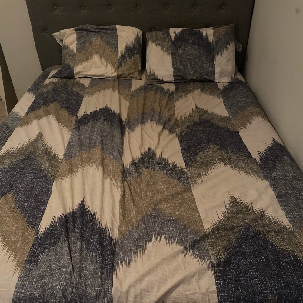 bed comforter + two pillows cases
